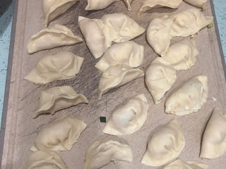 8、玉米鸡肉饺子,再包一盘放冰箱急冻