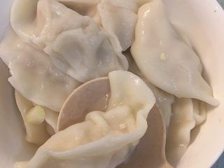 9、玉米鸡肉饺子,用水煮沸可以开始放包好的饺子，然后出锅，又滑又薄的饺子做好了，蘸点酱料陈醋也可以哦