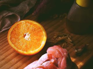 1、春日小清新 香橙煎鸡肉,准备材料