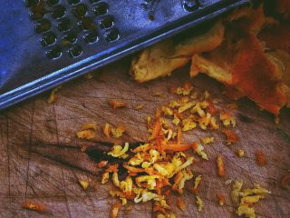 7、春日小清新 香橙煎鸡肉,橙子皮擦成碎屑