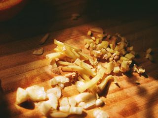 9、春日小清新 香橙煎鸡肉,姜与蒜切碎