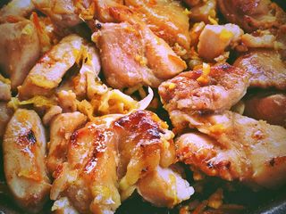 19、春日小清新 香橙煎鸡肉,腌好后用小火将鸡肉煎至两面焦黄，关火