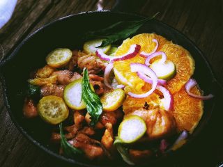 22、春日小清新 香橙煎鸡肉,撒一些洋葱丝