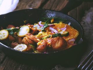 23、春日小清新 香橙煎鸡肉,再撒一小撮橙皮屑装饰，即可