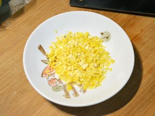 2、柠檬魔法蛋糕,取一个完整柠檬。用盐搓洗表面后。柠檬皮切碎