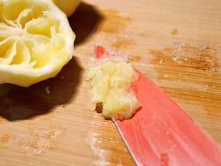 3、柠檬魔法蛋糕,将挤完柠檬汁的柠檬取出果肉备用