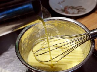 4、柠檬魔法蛋糕,提前融化的黄油，放置降温后加入蛋黄糊，再加入柠檬皮屑，柠檬果肉，柠檬汁搅匀