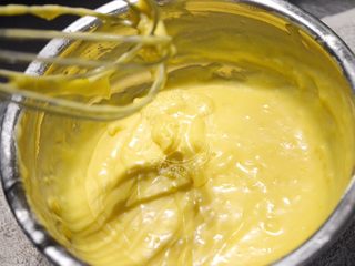 5、柠檬魔法蛋糕,搅拌均匀，黄油和蛋黄糊完全融合，有光泽