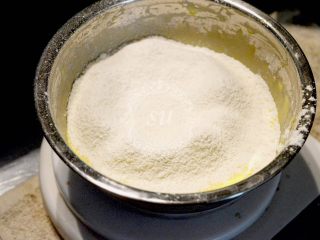 6、柠檬魔法蛋糕,低筋面粉过筛后加入3⃣️