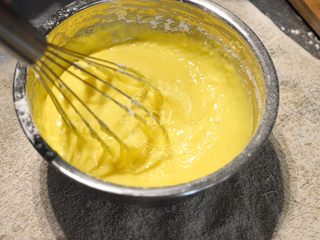 7、柠檬魔法蛋糕,用蛋抽画圈式混合均匀，液体变稠。提起打蛋器可以缓缓滴落并保持形状即可