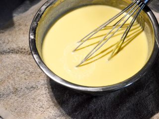 8、柠檬魔法蛋糕,将牛奶加入后混合匀