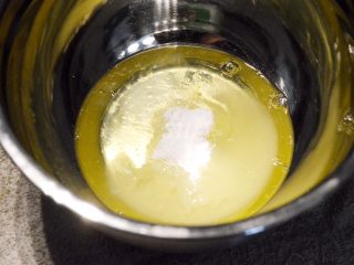 9、柠檬魔法蛋糕,无油无水的容器加入蛋清和砂糖，打蛋器打发