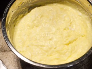 11、柠檬魔法蛋糕,混合好的8⃣️加入蛋白中，手动打蛋器混合均匀。不需要混合的非常均匀。