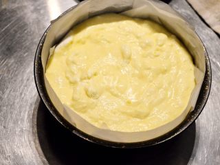 12、柠檬魔法蛋糕,倒入模具后表面稍微抹平。入烤箱150摄氏度，50分钟。如果是大烤箱放在烤箱中层，35L左右烤箱放置下层，表面可盖锡纸防止上色过度