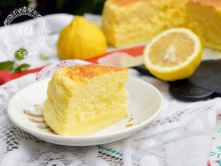 13、柠檬魔法蛋糕,稍微晾凉后放入冰箱冷藏一晚后取出切块即可