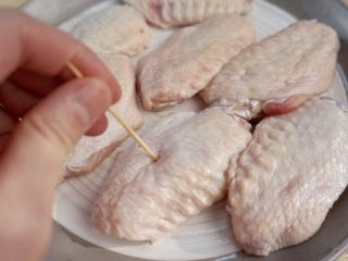 2、奥尔良烤鸡翅,牙签戳小孔方便入味