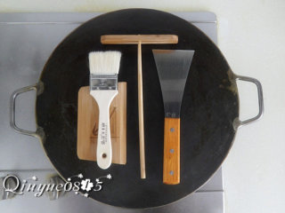1、地方菜　煎饼,煎饼的工具：煎饼锅、直铲、竹蜻蜓、竹刮板、羊毛刷（这个我不用，我是切一段胡萝卜，用切面抹油）