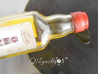 5、地方菜　煎饼,鏊子烧热抹油（其实用不了多少油，我只是想让前段时间在网厨商城一元抢购的亚麻籽油出镜）