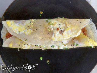 11、地方菜　煎饼,把饼卷成如图