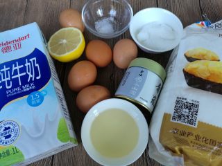 1、抹茶波点蛋糕卷,准备好所有材料。