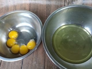 2、抹茶波点蛋糕卷,鸡蛋分离蛋清蛋黄，蛋清盆需无油无水，蛋白内不能混入一丝蛋黄。