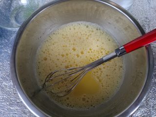 3、抹茶波点蛋糕卷,蛋黄内加入盐、玉米油、牛奶，手动打蛋器混合均匀，充分乳化。