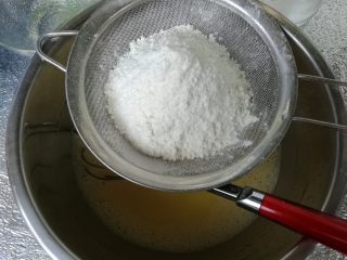 4、抹茶波点蛋糕卷,筛入低筋粉。