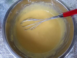 5、抹茶波点蛋糕卷,不规则混合均匀。不划圈就好，划圈容易起筋。