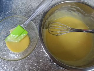 6、抹茶波点蛋糕卷,取出大约15克蛋黄糊到一个小碗内。