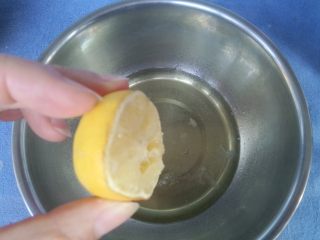 7、抹茶波点蛋糕卷,蛋白内加入柠檬汁。