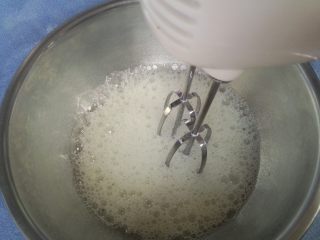 8、抹茶波点蛋糕卷,糖分三次加入蛋白内。电动打蛋器打至鱼眼泡，加入三分之一糖。