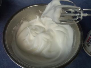 11、抹茶波点蛋糕卷,拉起打蛋器出现鸟嘴状，即湿性发泡，即可。