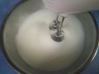 9、抹茶波点蛋糕卷,蛋糊细腻，加入第二次糖。