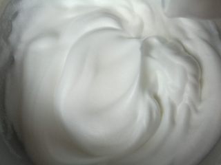 10、抹茶波点蛋糕卷,蛋糊出现纹路，加入最后一次细砂糖。