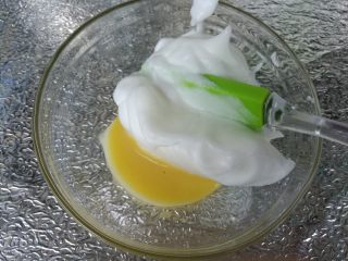 12、抹茶波点蛋糕卷,取出蛋黄糊大约两倍的量到提前取出的少量蛋黄碗内。