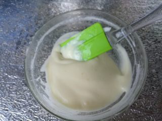 13、抹茶波点蛋糕卷,混合切拌均匀。