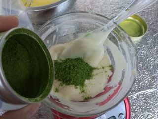 14、抹茶波点蛋糕卷,混合切拌均匀。