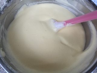 17、抹茶波点蛋糕卷,裱花袋剪一个小口，小点就好，太大不好掌握。在铺了油纸的烤盘挤出波点（可以提前画好，或电脑打印好）。放入预热好的烤箱烘烤1分钟即可。