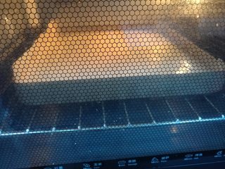 19、抹茶波点蛋糕卷,在烘烤好的波点上面倒入蛋糊，刮刀抹平。