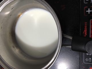 2、蒸蛋糕,牛奶加热到冒小泡
