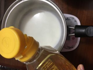 3、蒸蛋糕,倒入玉米油