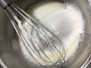 5、蒸蛋糕,过筛加入低筋面粉