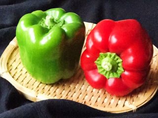 1、红飞翠舞芙蓉滑虾球,准备青红椒各一个
