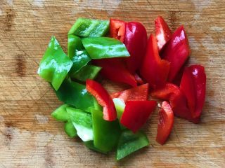 2、红飞翠舞芙蓉滑虾球,洗净切成片状