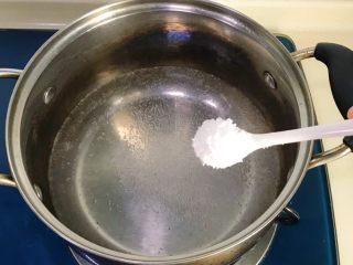 3、红飞翠舞芙蓉滑虾球,水开撒盐