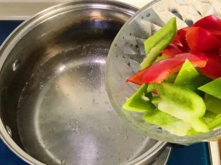 4、红飞翠舞芙蓉滑虾球,倒入青红椒焯水