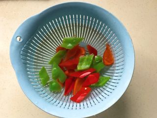5、红飞翠舞芙蓉滑虾球,焯好的青红椒泡人冷水里