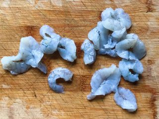 7、红飞翠舞芙蓉滑虾球,把虾仁开背,去除黑色的肠线