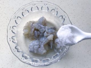 8、红飞翠舞芙蓉滑虾球,放进容器里撒一点盐