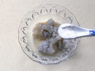 10、红飞翠舞芙蓉滑虾球,一点干淀粉抓匀